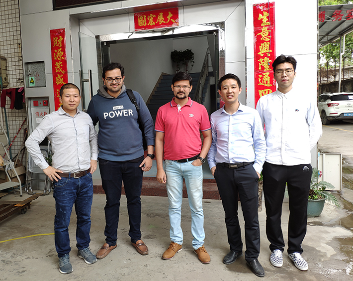 檔案密集架廠家外國(guó)客戶合照 檔案密集架廠家外國(guó)客戶合照